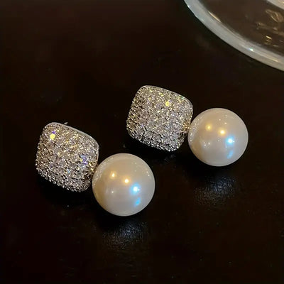 1 Pair of Chic French Vintage-Inspired Faux Pearl Drop Earrings. alternate image