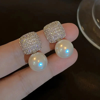 1 Pair of Chic French Vintage-Inspired Faux Pearl Drop Earrings.