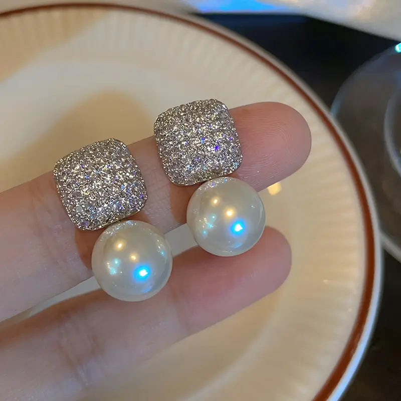 1 Pair of Chic French Vintage-Inspired Faux Pearl Drop Earrings.